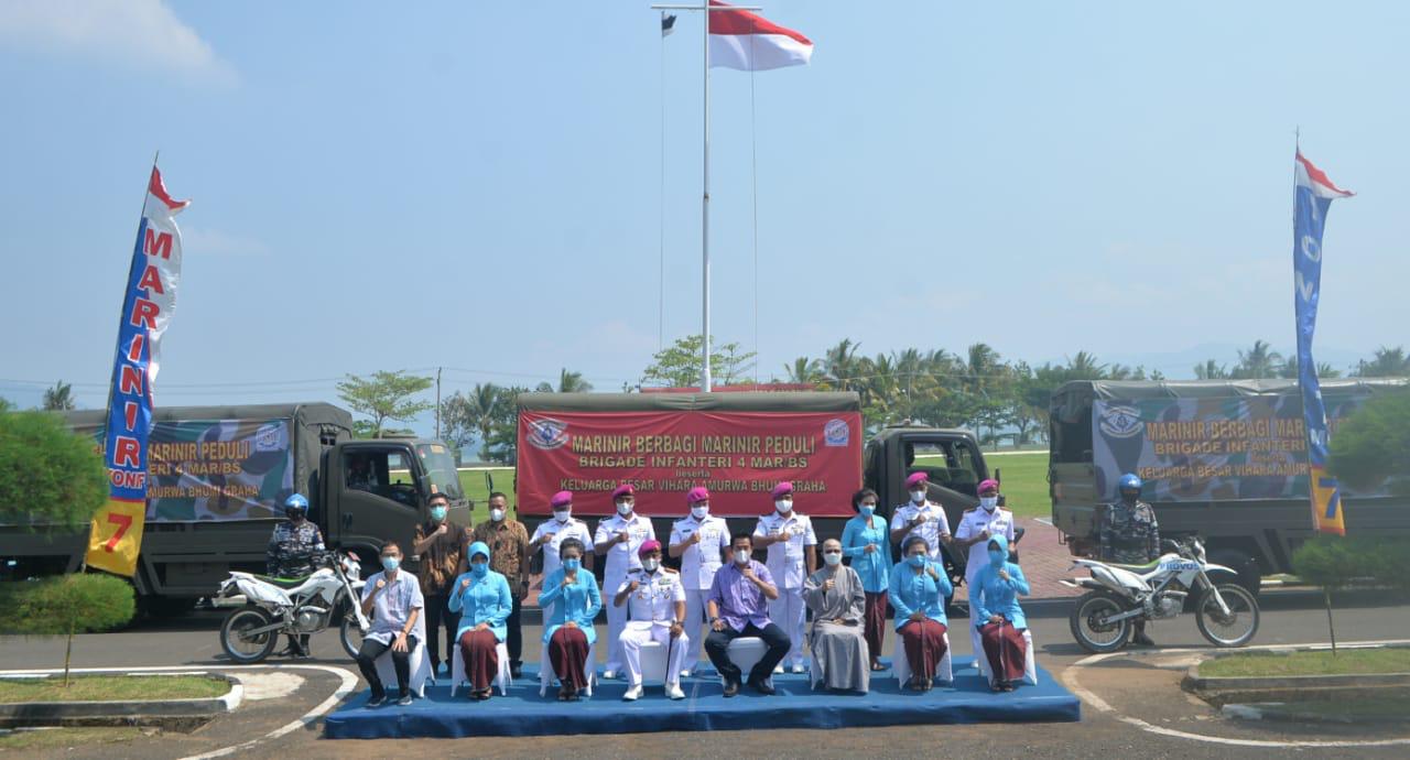 Danbrigif 4 Marinir/BS Kolonel Mar Nawawi didampingi oleh Ketua Cabang 7 PG Kormar Ny. Hening Nawawi saat foto bersama dengan pengrus Vihara Amurwa Bhumi Graha pada kegiatan bakti sosial ini dalam rangka juga HUT ke-75 Jalasenastri. (Foto dok. Batalyon Infanteri 7/Marinir Lampung