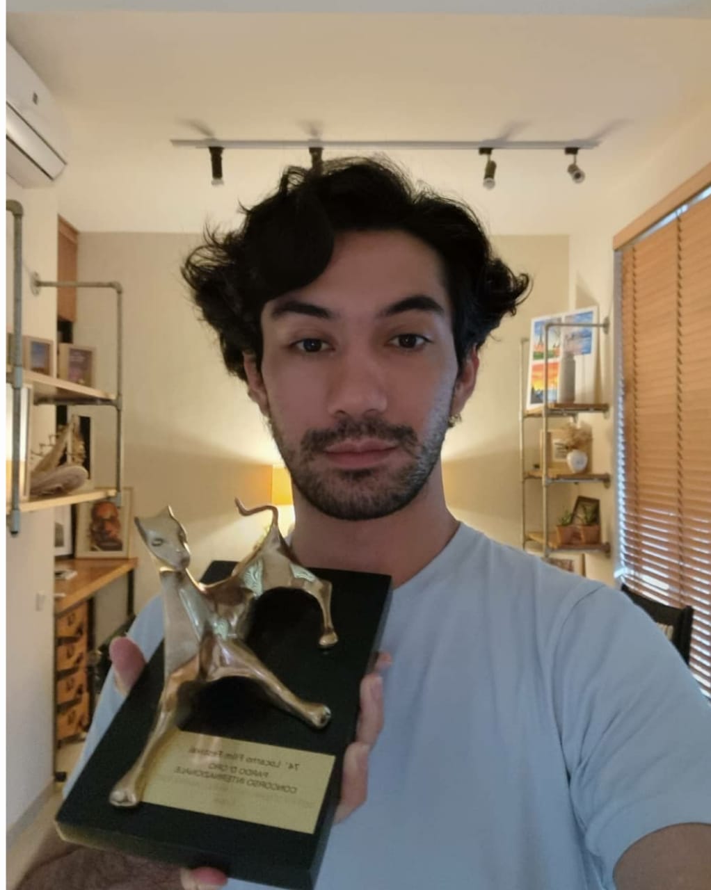 Reza rahadian nyaris tak punya haters