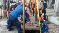 petugas pemadam evakuasi kartu atm