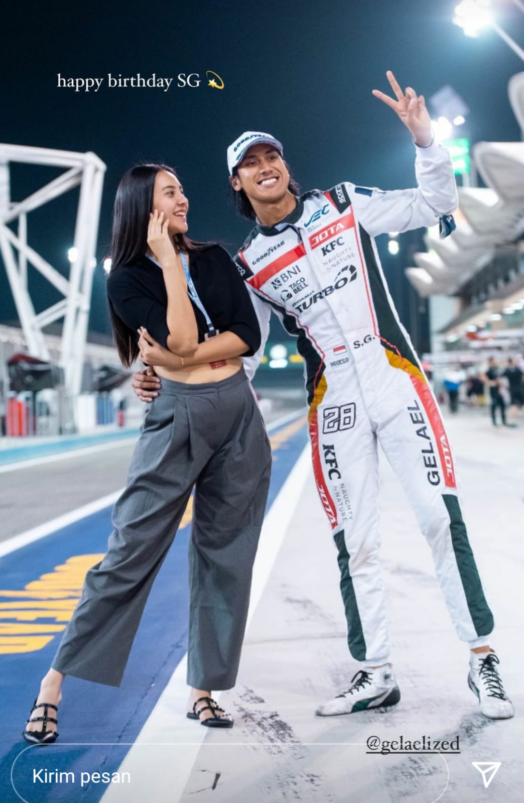 Anya Geraldine temani pembalap Sean Gelael