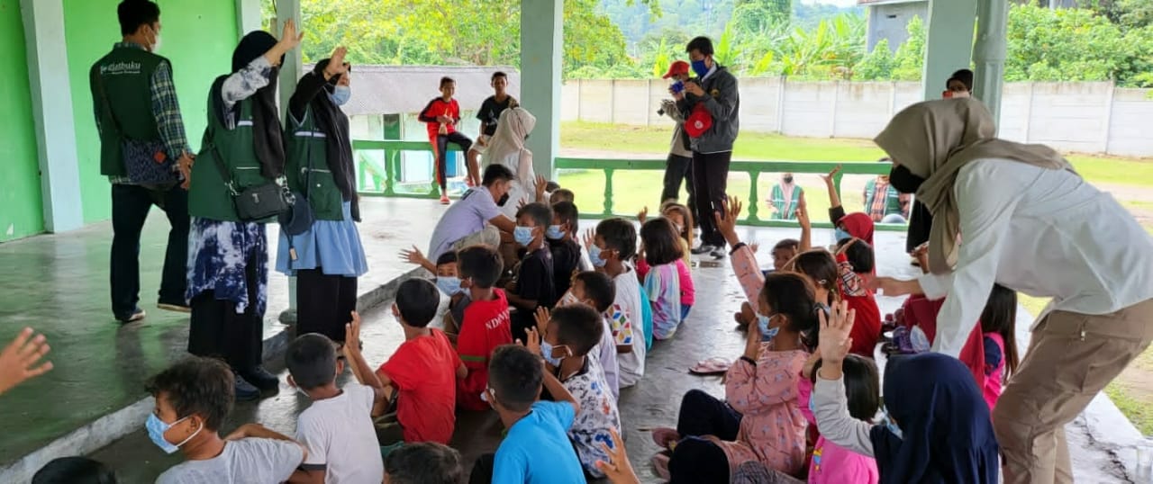 Ditreskrimum Polda Lampung bagi buku ke anak anak