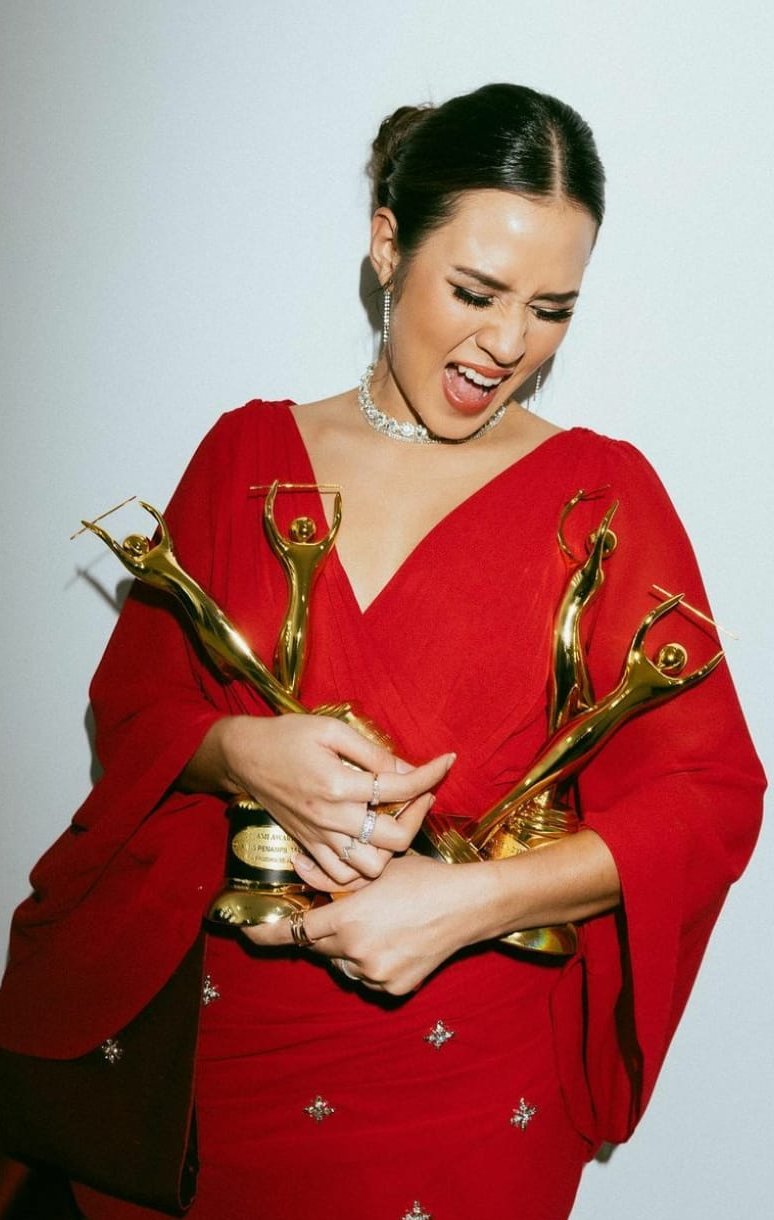 Kenakan Gaun Merah, Pesona Raisa di AMI awards 2021 Bikin Meleleh.
