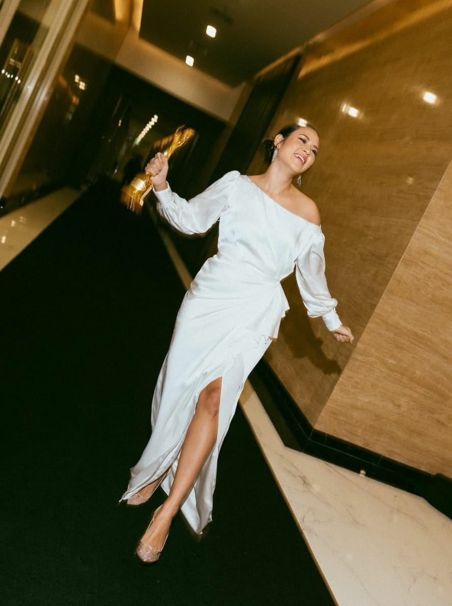 Kenakan Gaun putih, Pesona Raisa di AMI awards 2021 Bikin Meleleh