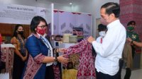 Presiden Jokowi Beli Jaket Bomber dengan Motif Khas Dayak Sintang