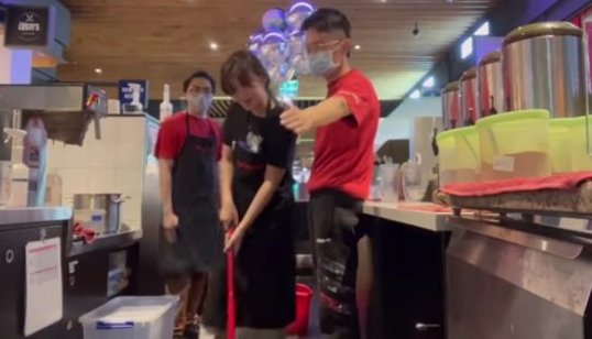 Livy Renata Kerja Mulai dari Buat Boba, Ngepel Hingga Buka Kaleng. 