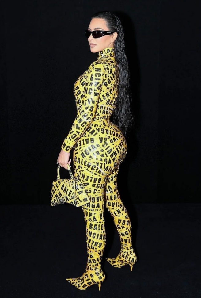 Dukung Ukraina, Kim Kardashian Kenakan Catsuit dari Lakban di Paris Fashion Week. (twitter/@kimkardashian)
