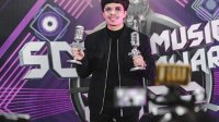Atta Halilintar dan Aurel Hermansyah Sabet Penghargaan SCTV Music Awards.
