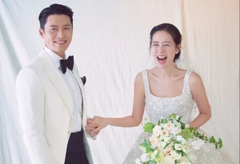 Momen Pernikahan Hyun Bin dan Son Ye Jin dalam Balutan Busana Putih.
