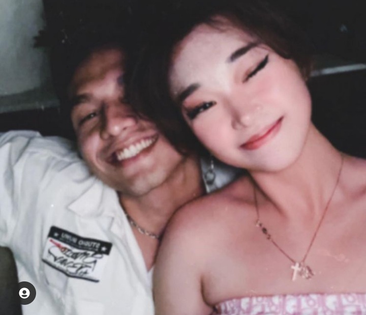 Gamers cantik Livy Renata baru saja membuat publik heboh usai membagikan foto mesra dirinya bersama artis Jefri Nichol. 