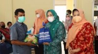 Ketua TP-PKK Kabupaten Lampung Utara Bagikan Sembako Pada Petugas Kebersihan