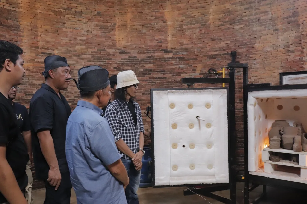 Bupati Umar Ahmad Resmikan Studio Keramik Tanoh Nughik