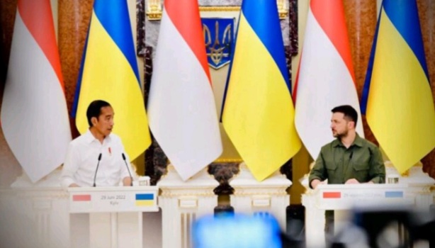 Jokowi Tiba di Rusia Bawa Pesan Volodymyr Zelensky untuk Vladimir Putin