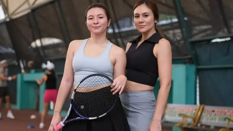 Foto Bareng Anak, Wulan Guritno Dibilang Netizen Pilihan Sulit