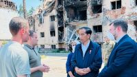 Jokowi Bersedih, Saat Kunjungi Puing Apartemen di Irpin Ukraina