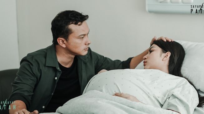 Segera Tayang! Nicholas Saputra dan Ariel Tatum Adu Akting Film Sayap-Sayap Patah