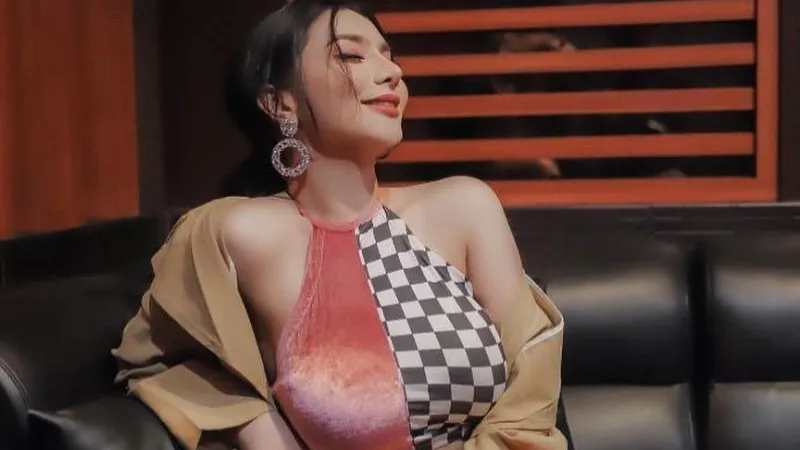 Unggah Foto Kenakan Outfit Merah Muda, Siva Aprilia Sukses Bikin Mata Meleleh