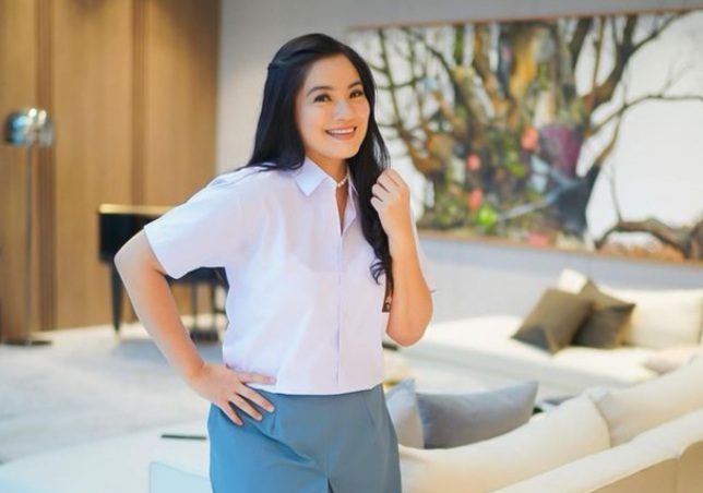 Pakai Seragam SMA Titi Kamal Bikim Gemes