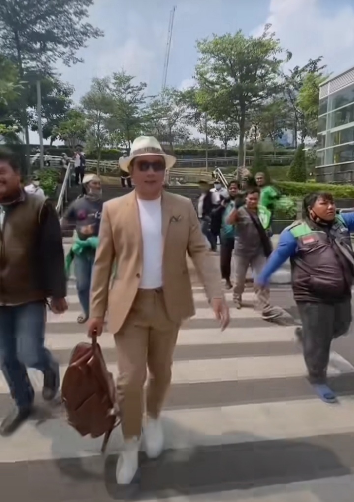 Begini Potret Ridwan Kamil Catwalk di Citayam Fashion Week