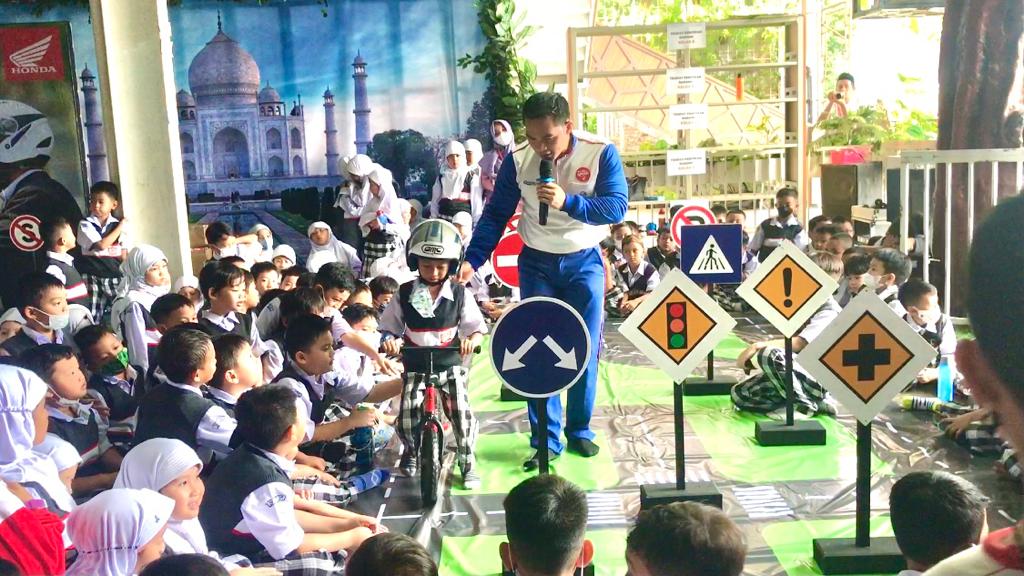 Edukasi Safety Riding Sejak Dini, TDM Sambangi SD Islam Az Zahra