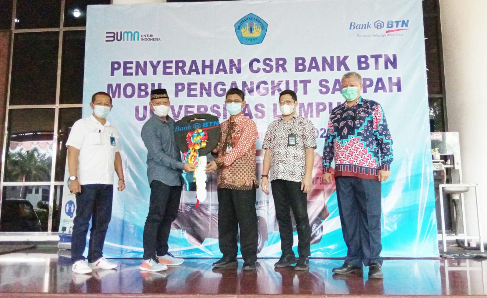 Penyerahan CSR Bank BTN Mobil Pengangkut Sampah ke Universitas Lampung