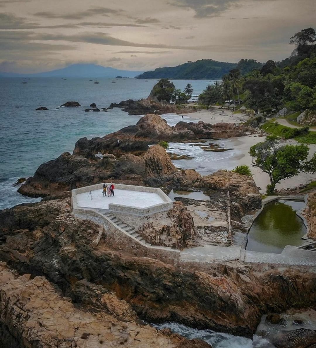 Pesona Pantai Marina yang Indah, Dilengkapi Tebing Eksotis Wajib Kalian Kunjungi