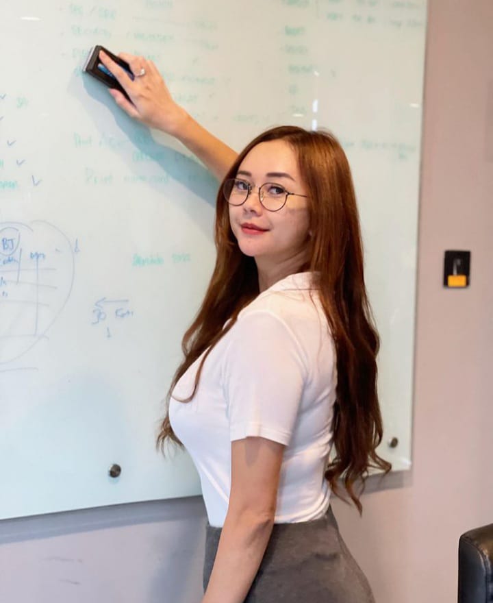 Profil Aura Kasih Penyanyi yang Tampil Seksi. 