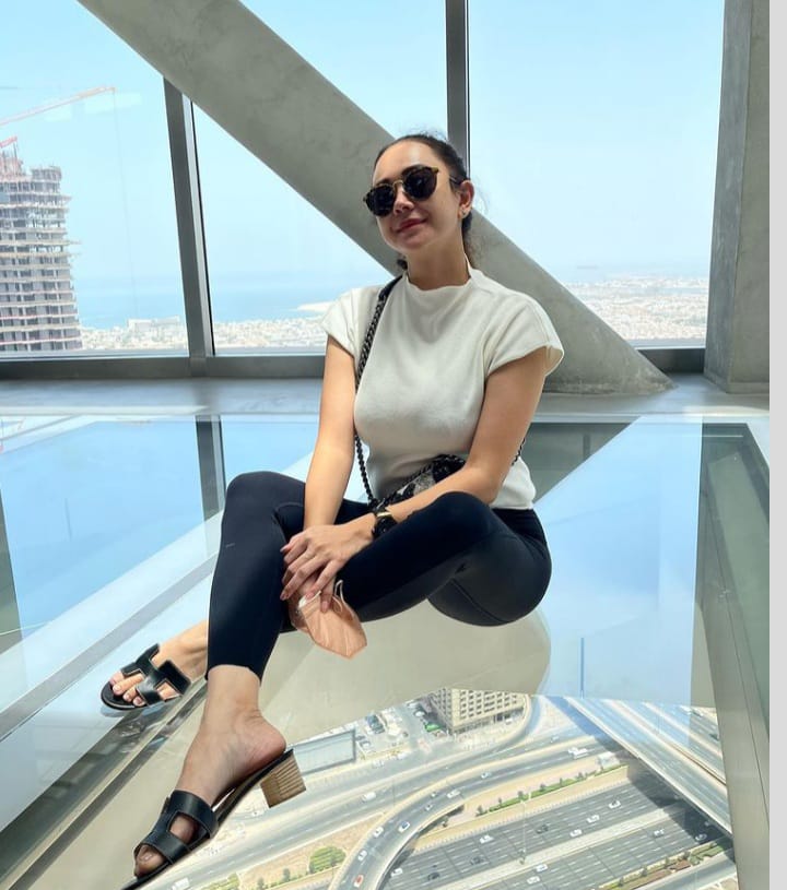 Profil Aura Kasih Penyanyi yang Tampil Seksi. 