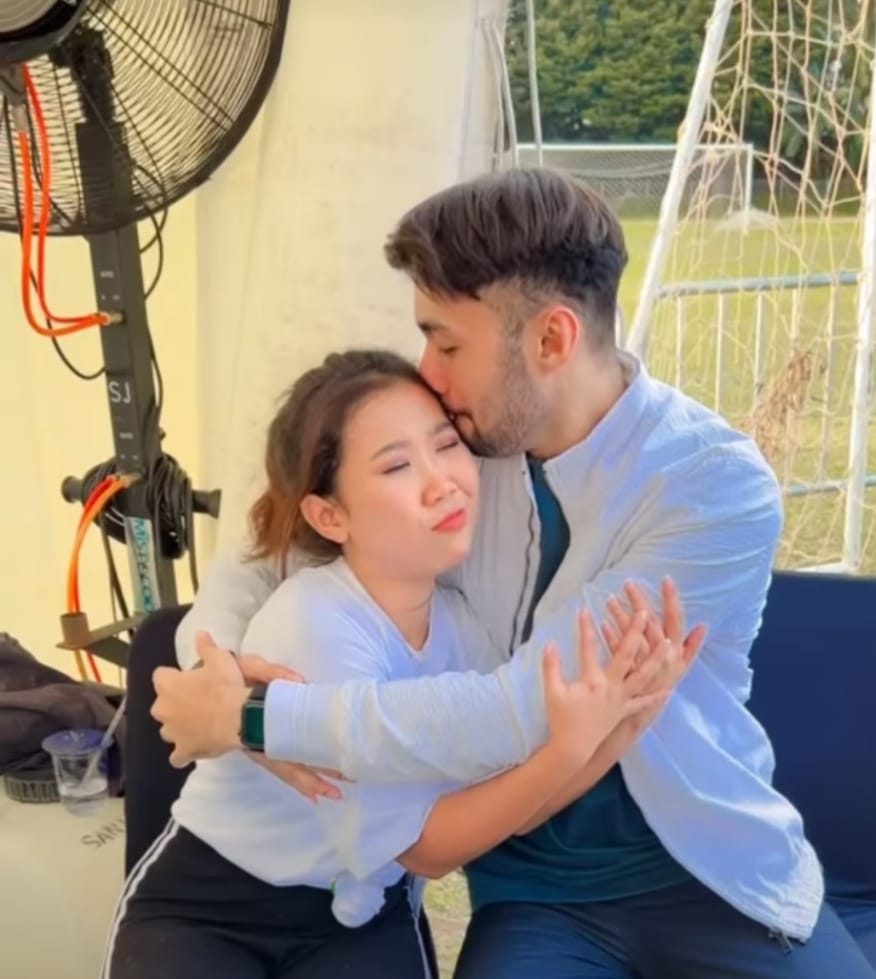 Bikin Iri! Kiky Saputri Dicium Mesra Refal Hady