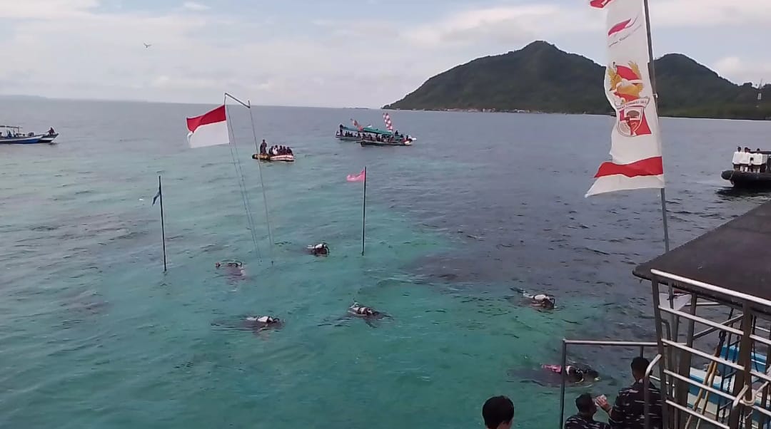 Momen Pengibaran Bendera Merah Putih Bawah Laut Pulau Pahawang 
