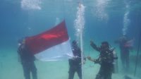 Momen Pengibaran Merah Putih di Bawah Laut Pulau Pahawang
