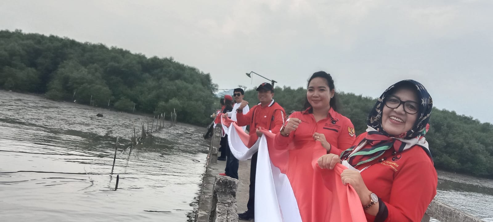 DPC PDI-Perjuangan Kibarkan Merah Putih 77 Meter di Pulau Pasaran, Wiwik Anggaini: Kami Mengawal Usulan Rakyat