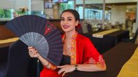  Nora Alexandra Tampil Menawan Dalam Balutan Batik Merah