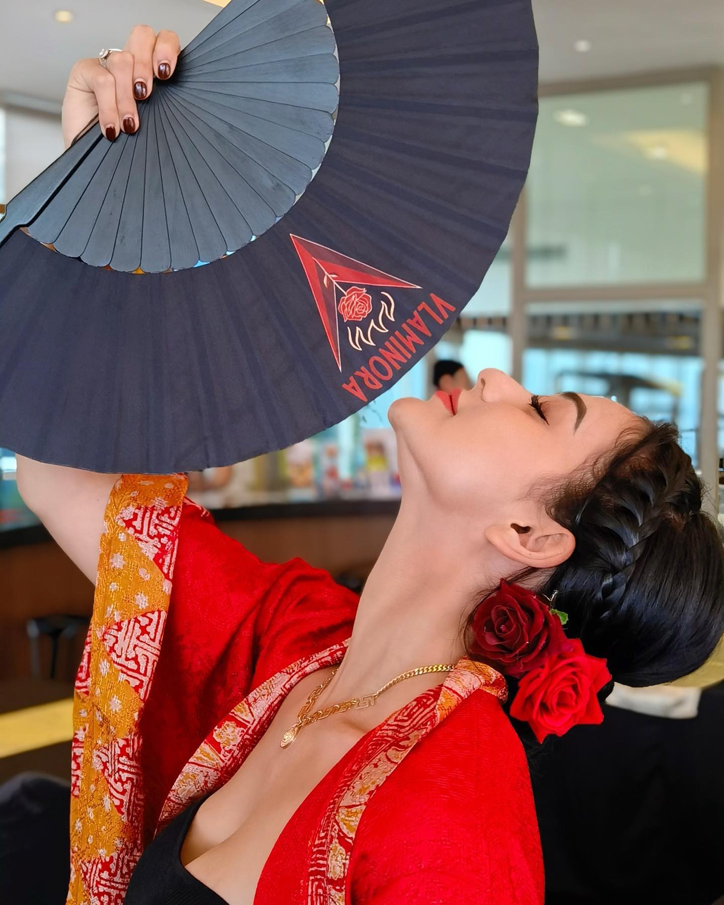  Nora Alexandra Tampil Menawan Dalam Balutan Batik Merah. Instagram/@ncdpapl