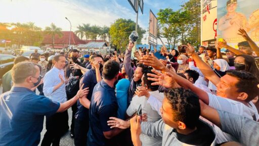 Tiba di Kota Baubau, Presiden Jokowi Disambut Antusias Masyarakat 