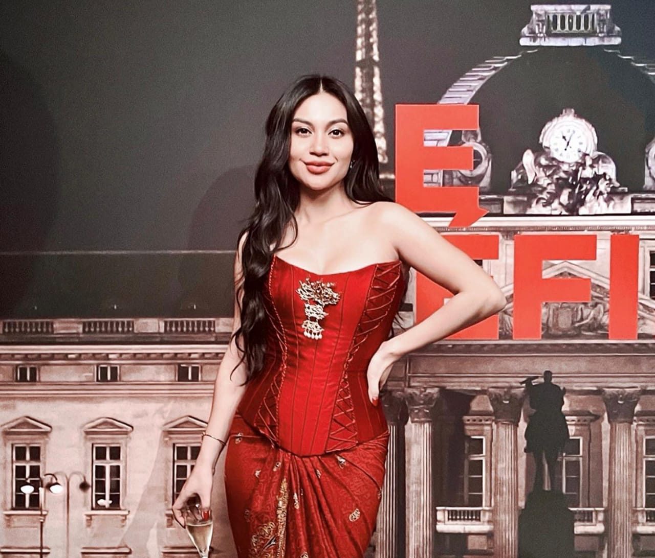 Batik Sekar Simbaran Warna Merah Ariel Tatum Tuai Pujian