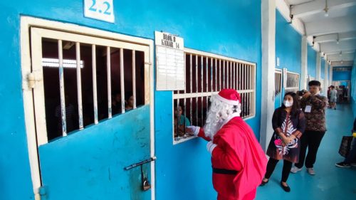 Sambut Natal, Sinterklas Bagikan Bingkisan untuk Napi Rutan Bandar Lampung