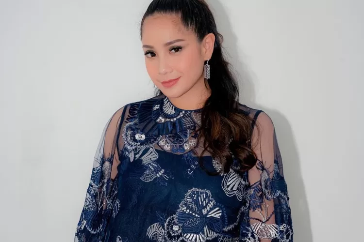 Wow, Nagita Slavina Bagi-bagi iPhone Gratis Buat ART dan Karyawan Rumah