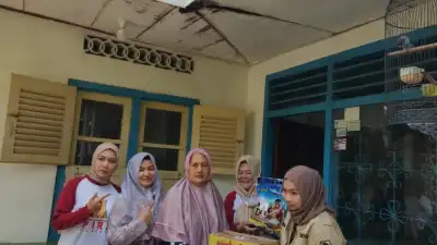 Elly Wahyuni Bantu Korban Kebakaran di Jalan Imam Bonjol