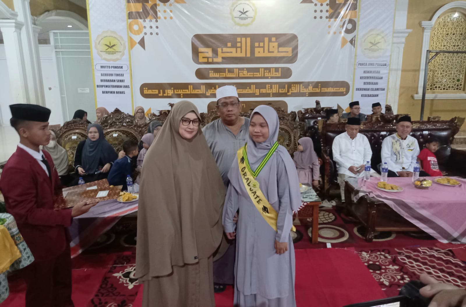 Wisuda 35 Santri, Ini Pesan Pimpinan Ponpes Riyadhus Sholihin KH Ismail Zulkarnain