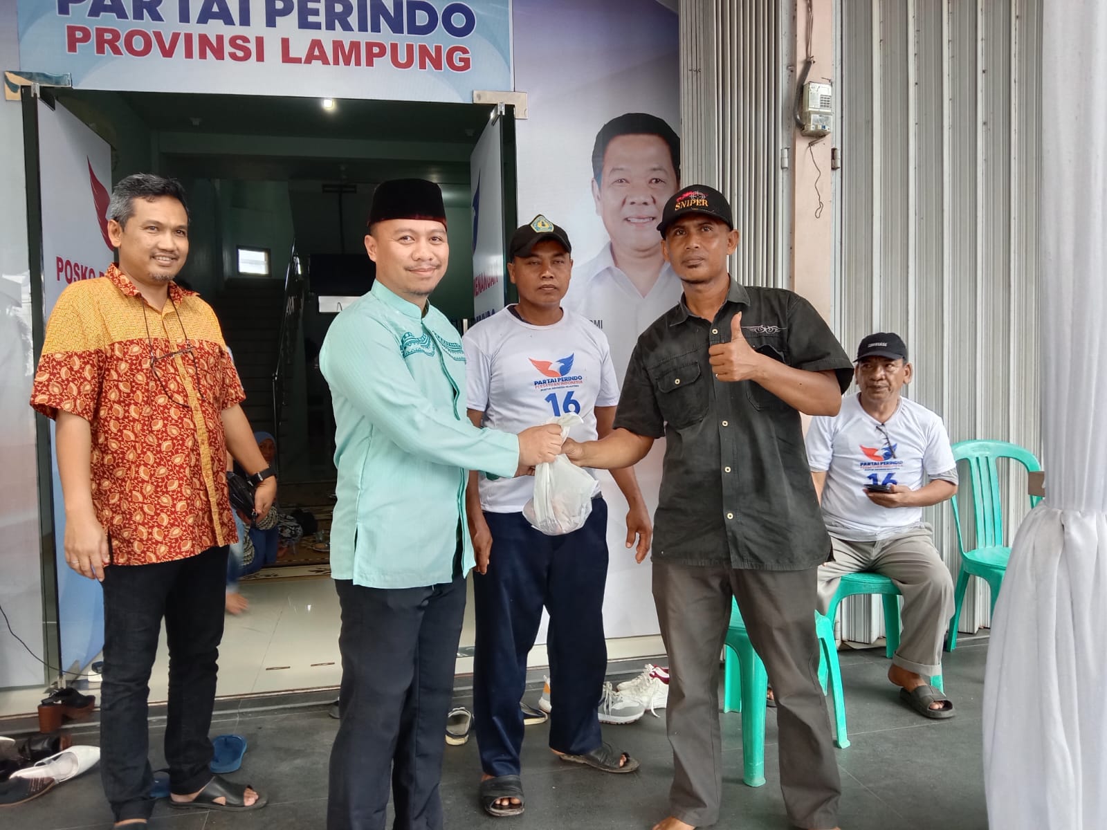 Peduli Kepada Masyarakat, DPW Perindo Lampung Bagikan 130 kantong daging kurban