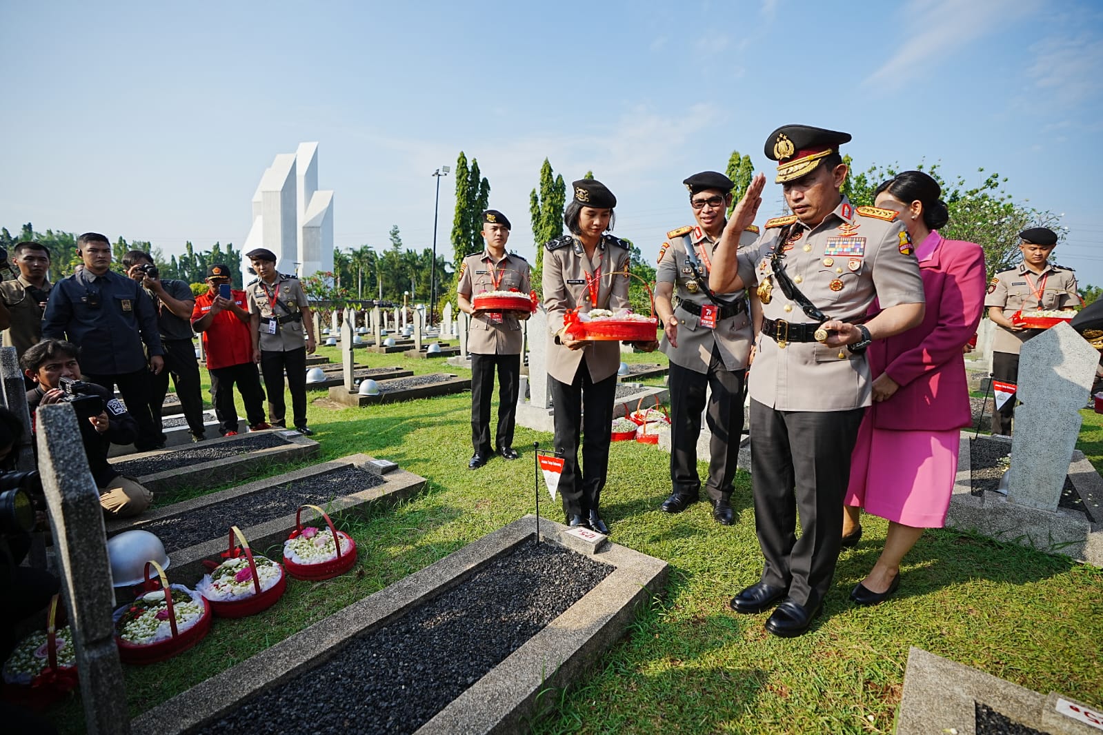 Jelang HUT ke-77 Bhayangkara, Kapolri Ziarah ke TMP Kalibata