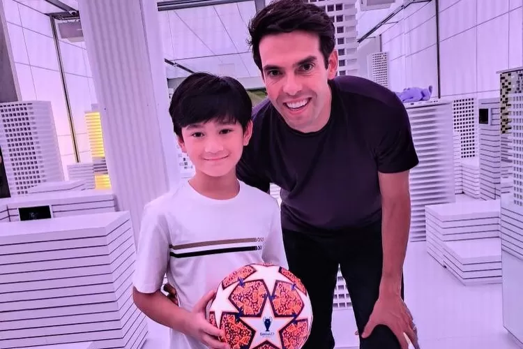 Wow! Rafathar Pamer Foto Bareng Kaka, Netizen Beri Komentar Menohok