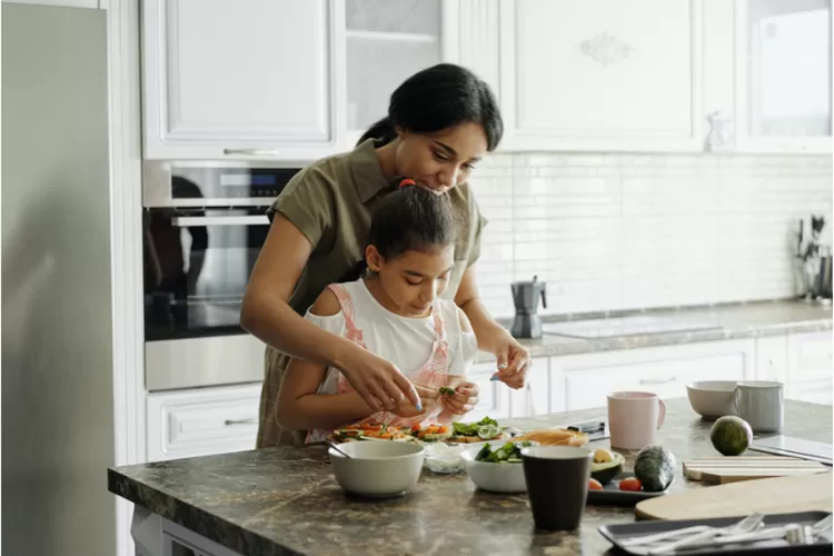 Parenting Talk, Yuk simak Waktu yang Tepat untuk Mengajarkan Anak Pekerjaan Rumah