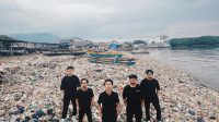 Viral Tiktokers Pandawara Soroti Sampah di Pantai Sukaraja