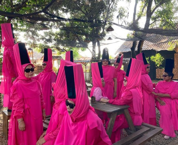 Viral Mother Bank, Group Musik Emak Emak Majalengka dengan Gaya Unik nan Nyentrik