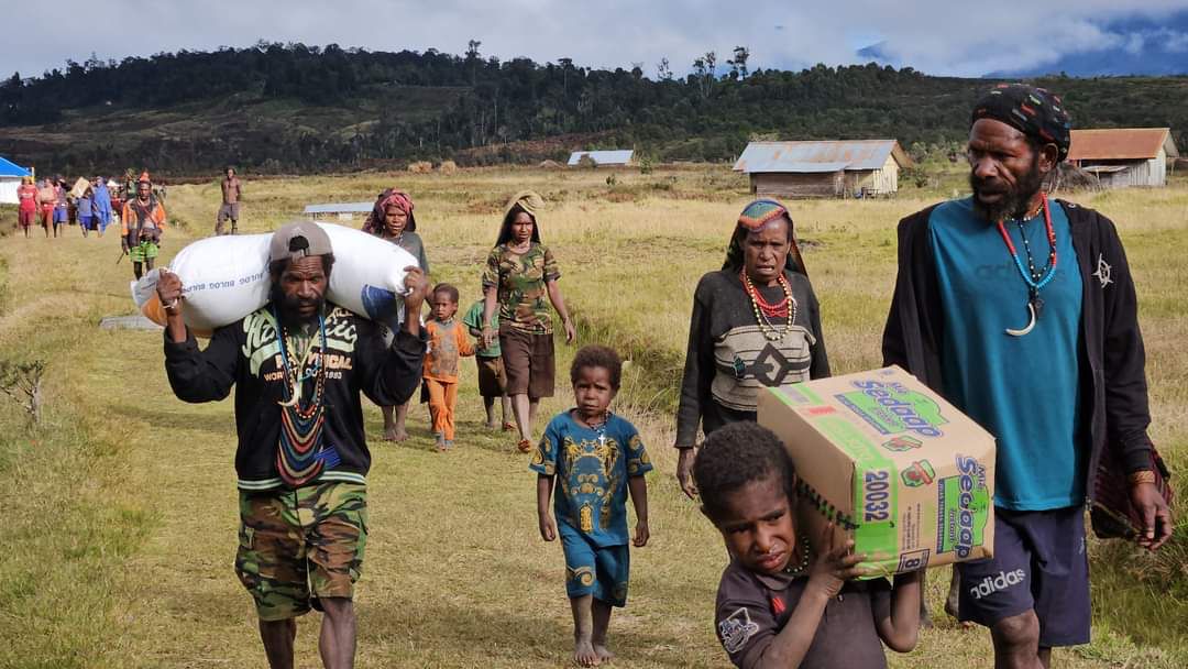 Kapolri Salurkan 264,7 Ton Beras dan 1.500 Sembako untuk Warga Papua