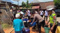 Dampak El Nino, Polisi Turun Langsung Bagikan Air Bersih di Way Kanan