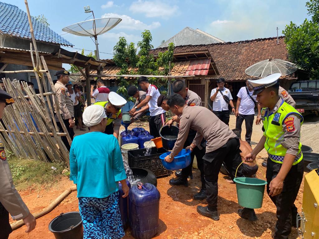 Dampak El Nino, Polisi Turun Langsung Bagikan Air Bersih di Way Kanan