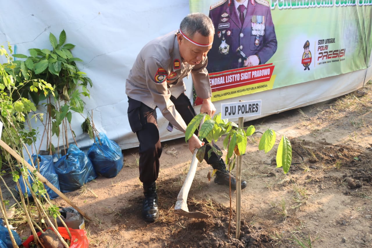 Polres Tulang Bawang Ikut Lestarikan Negeri Dengan Tanam Seribu Pohon