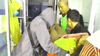 Polisi Way Kanan Bantu Antar Seorang Wanita Sakit ke RSHK Baradatu